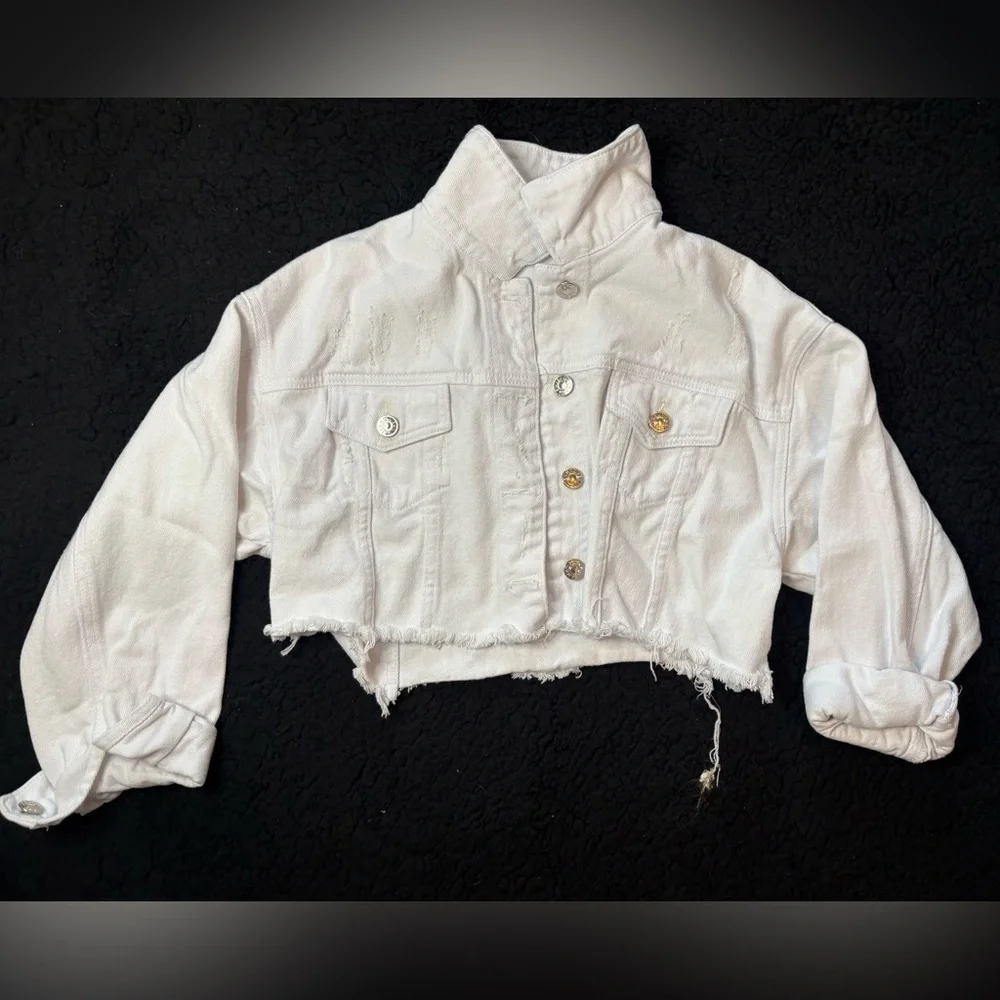 Stylish White Cropped Denim Jacket - Picture 2 of 6